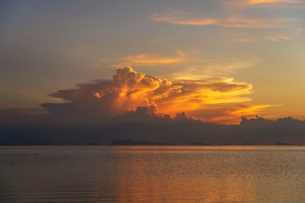 Gewitterwolken während des Sonnenuntergangs