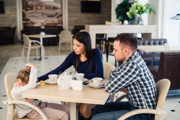 Foto gewöhnliche kleine tochter der familie im café während des mittagessens