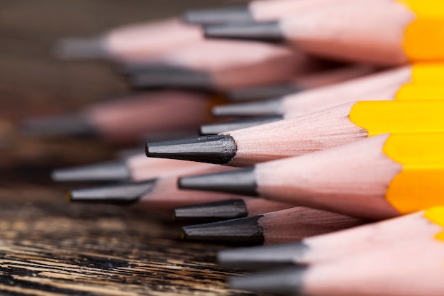 Gewöhnlicher gelber Holzstift mit grauer weicher Mine für Zeichnung und Kreativität