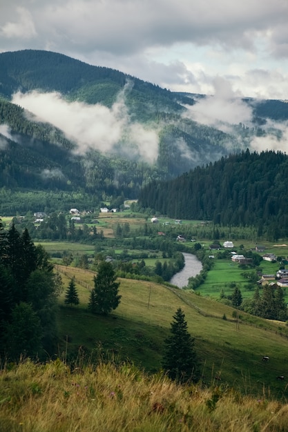 Gewöhnliches Bergdorf in den Karpaten im Herbst