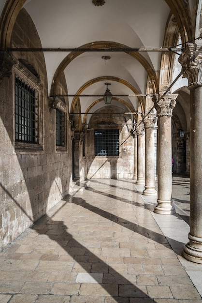 Gewölbter Korridor in der Altstadt von Dubrovnik