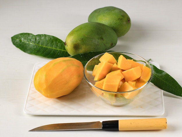 Gewürfelte Mangofrucht oder Mangga Harum Manis stammt aus Probolinggo, Ost-Java. Die Außenhaut ist grün, das Fruchtfleisch orange, es schmeckt süß und riecht gut