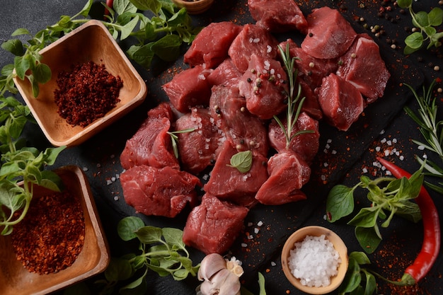 Gewürfeltes rohes Rindfleisch mit Zutaten, Kräutern und Gewürzen