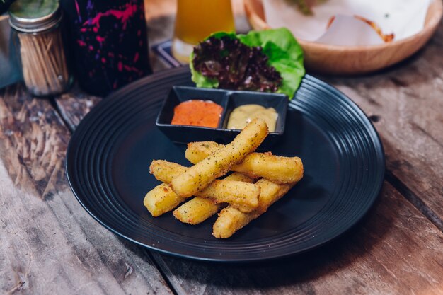 Gewürz-Pommes-Frites dienten mit Majonäse und tausend Inselsoße im Schwarzblech.