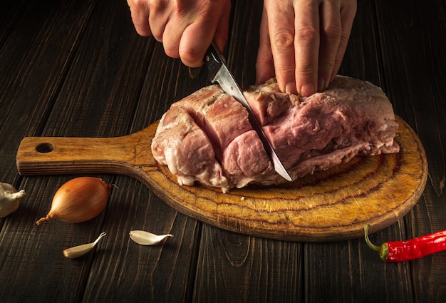 Gewürze auf dem Küchentisch in einem Restaurant für die Zubereitung eines köstlichen Mittag- oder Abendessens