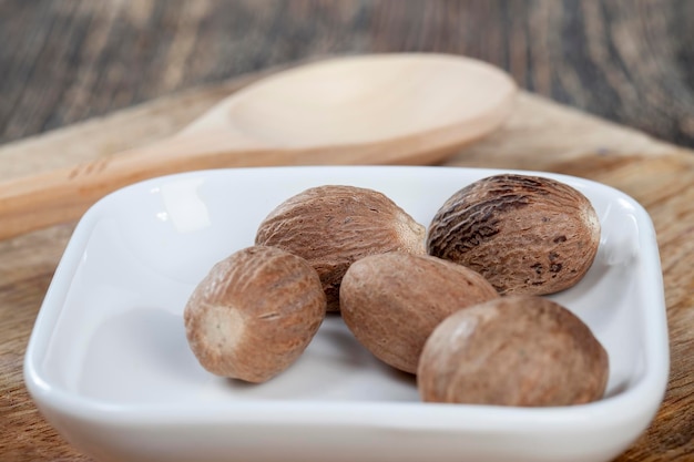 Gewürze Muskatnuss, die bei der Zubereitung von Fleischprodukten verwendet werden