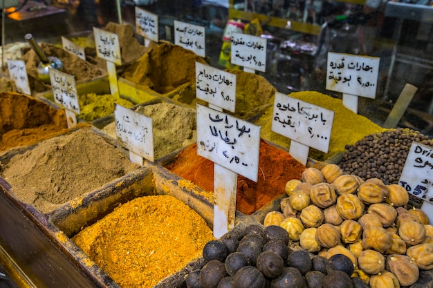 Gewürze, Nüsse und Süßigkeiten auf dem Markt in der Innenstadt von Amman, Jordanien. Auswahl an arabischen Gewürzen