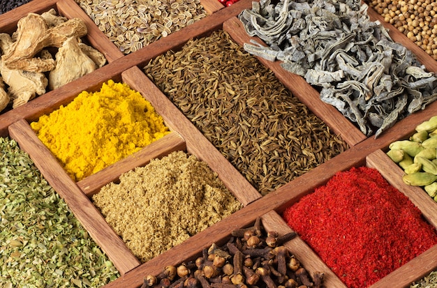 Gewürze und Kräuter in Box auf dem Markt in Asien. Gewürze Nahaufnahme als Hintergrund.