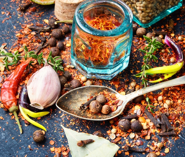 Gewürze und Kräuter zum Kochen