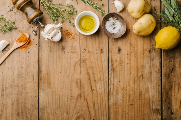 Gewürze und Zutaten zum Kochen auf Holz