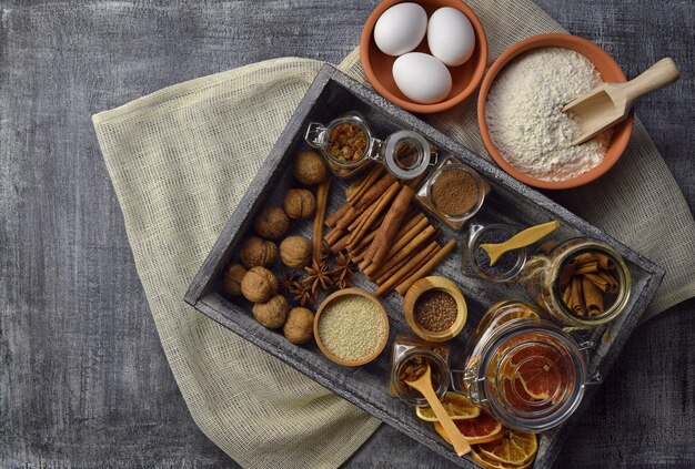 Gewürze zum Backen und Kochen natürliche organische gesunde Lebensmittel rustikaler Stil von oben