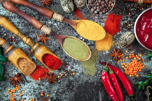 Gewürze zum Kochen auf einem alten Tisch