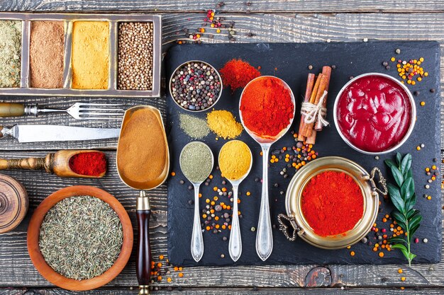 Foto gewürze zum kochen auf einem alten tisch