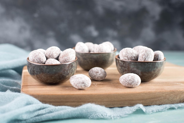 Gewürzmandeln mit Schokoladenpulver, traditionelle deutsche Weihnachtsbonbons mit Gewürzen wie Zimt