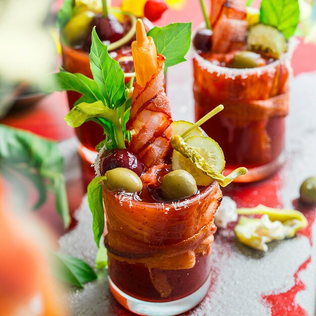 Foto gewürzte bacon bloody mary mit verschiedenen toppings