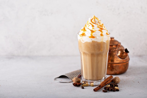 Gewürzte eiskalte Chai-Latte