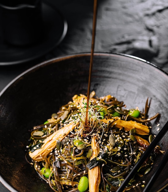 Foto gewürzte nudeln mit fleisch und gemüse in der wok-pfanne