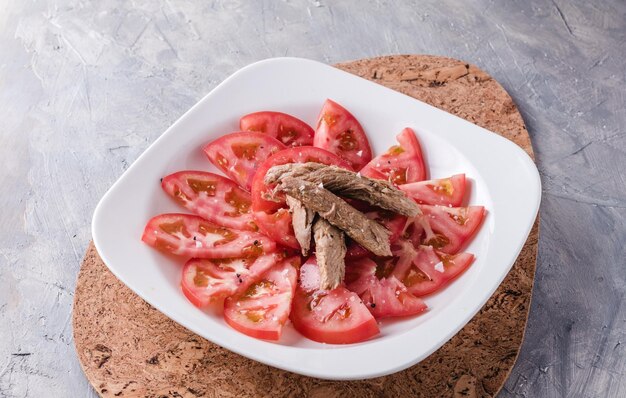 Gewürzte Tomaten mit Melva bereit zum Essen in spanischen Restaurants