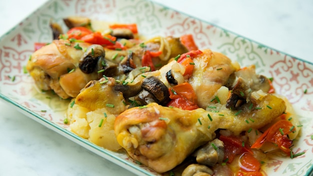 Gewürztes gebackenes Hähnchen mit Gemüse.