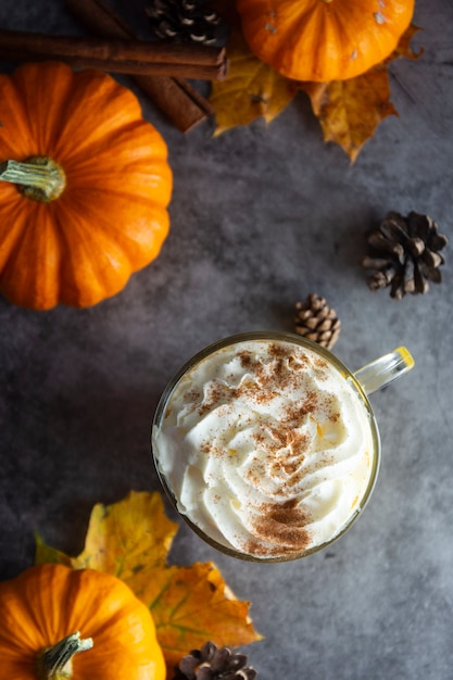 Gewürztes Herbstkürbis-Lattegetränk mit Zimt- und Cremeschaum