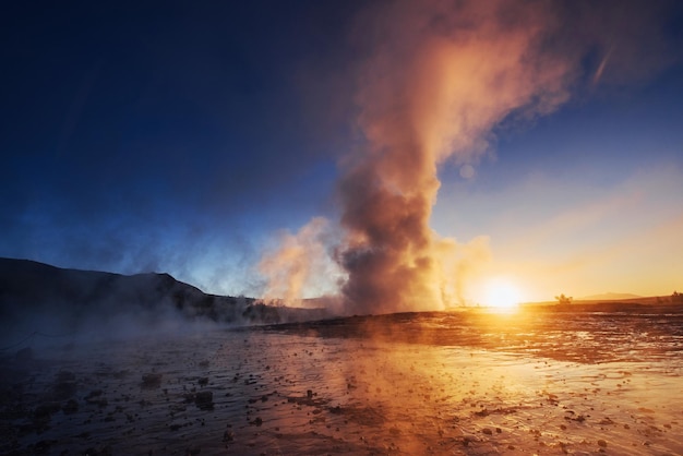 Foto geysers en islandia colores fantásticos turistas ver la belleza del mundo