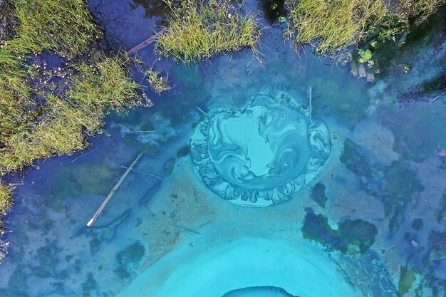 Foto geysir lake altai luftaufnahme von drohne, blaue seenlandschaft