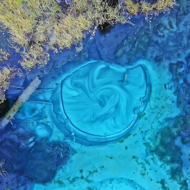 Geysir Lake Altai Luftaufnahme von Drohne, blaue Seenlandschaft