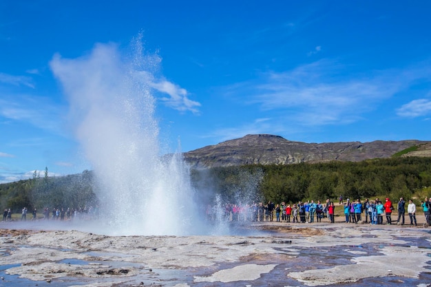 Geysir Strokkur mit der Sonne im Hintergrund des goldenen Kreises