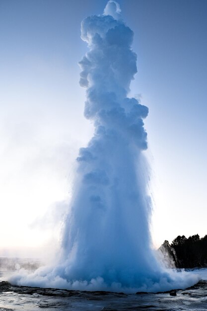 Geysir strokkur mostrando el poder de su madre naturaleza