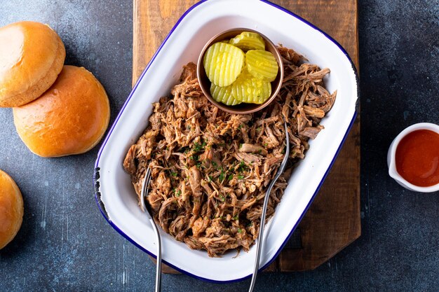 Foto gezogenes schweinefleisch auf einem servierteller, bereit zum essen