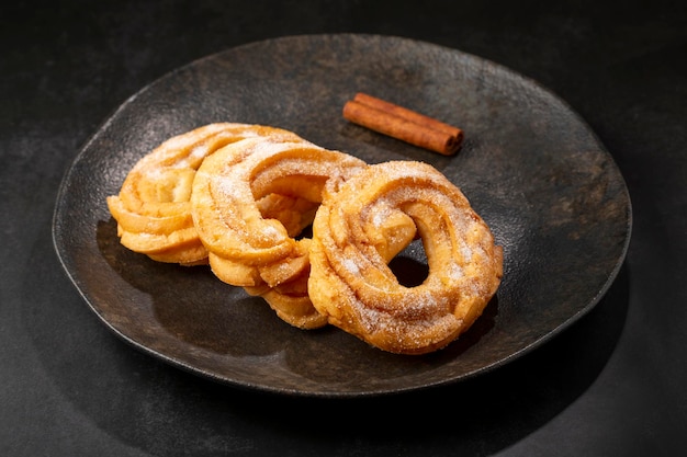 Gezuckerte Donuts auf dem Tisch Brasilianische Donuts