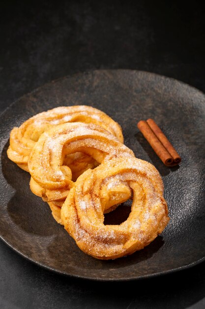 Gezuckerte Donuts auf dem Tisch Brasilianische Donuts