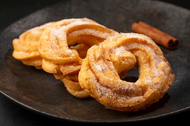 Gezuckerte Donuts auf dem Tisch Brasilianische Donuts