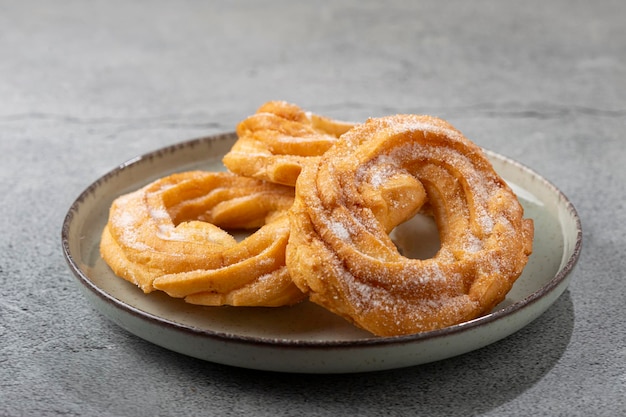 Gezuckerte Donuts auf dem Tisch Brasilianische Donuts