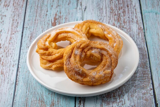 Gezuckerte Donuts auf dem Tisch Brasilianische Donuts