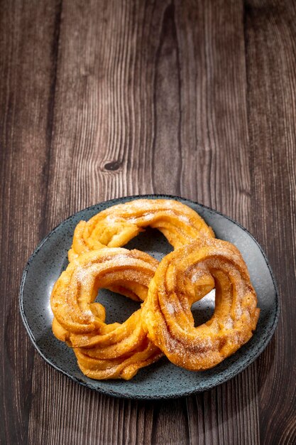 Gezuckerte Donuts auf dem Tisch Brasilianische Donuts