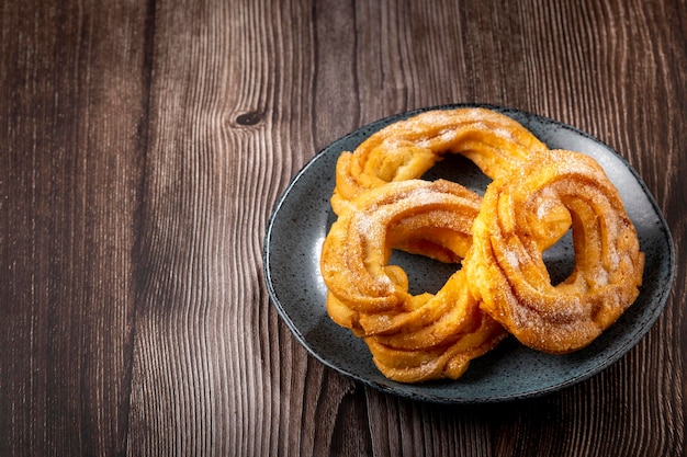 Gezuckerte Donuts auf dem Tisch Brasilianische Donuts