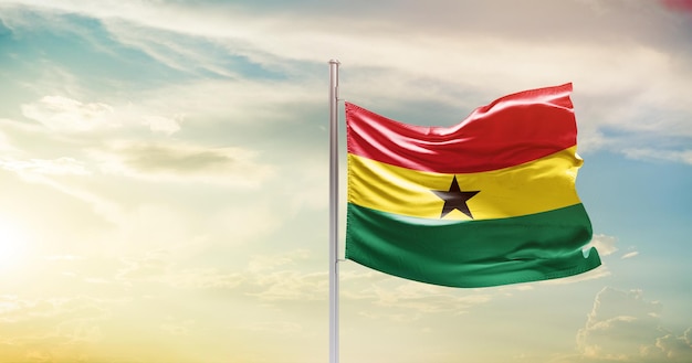 Ghana schwenkt die Flagge am schönen Himmel.