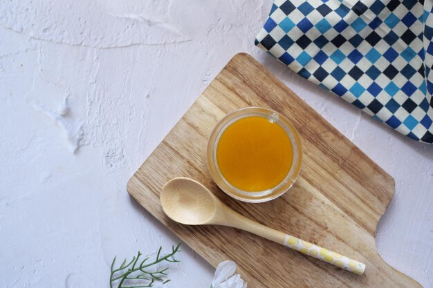 Ghee casero en un recipiente sobre una mesa