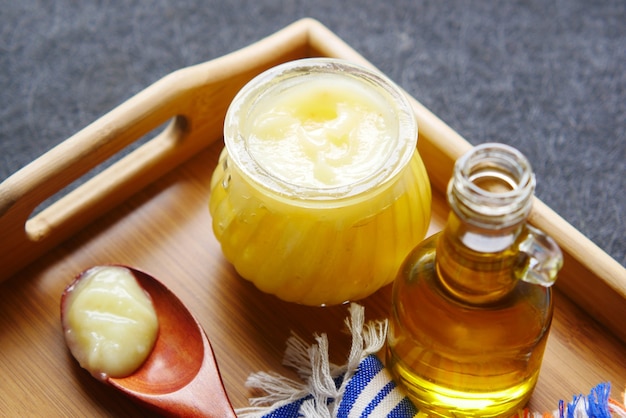 Ghee casero en un recipiente sobre una mesa