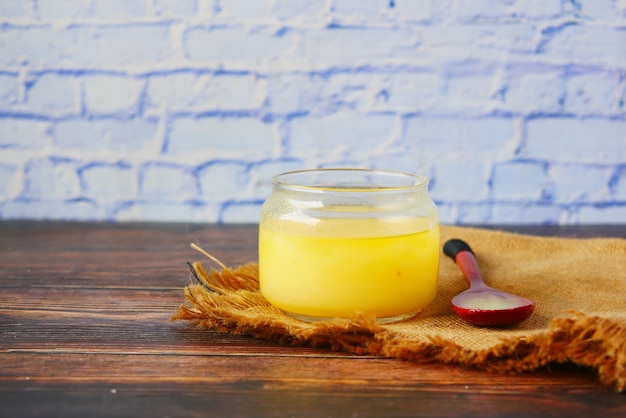 Ghee casero en un recipiente sobre una mesa