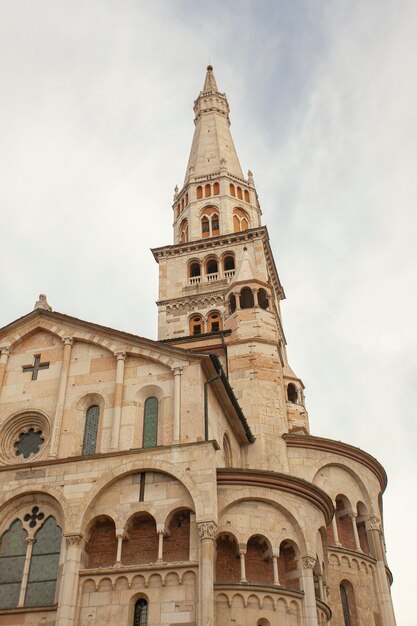 Ghirlandina antigua torre y duomo desde abajo en la ciudad de Módena, Italia