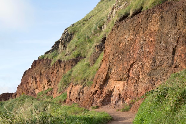 Giants Causeway Coastal Footpath no Condado de Antrim, Irlanda do Norte, Europa