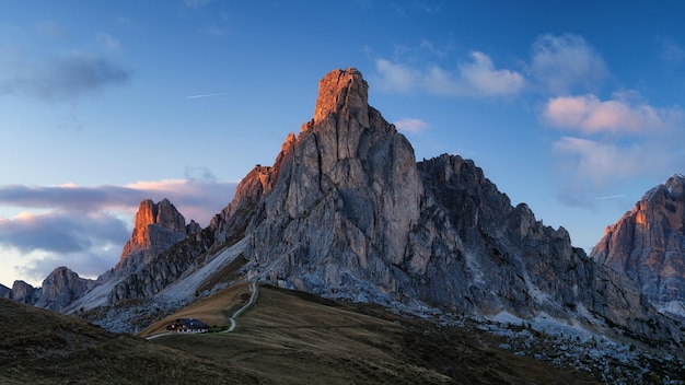 Giau Pass Dolomite Alps Itália Vista das montanhas e altas falésias durante o pôr do sol Paisagem natural Foto em alta resolução