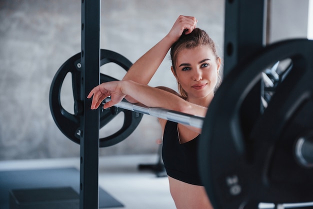 Gib mir eine Pause. wunderschöne blonde Frau im Fitnessstudio zu ihrer Wochenendzeit