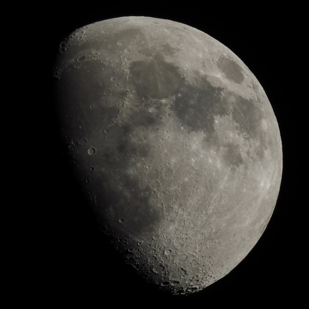 Gibbous-Mond mit Teleskop gesehen