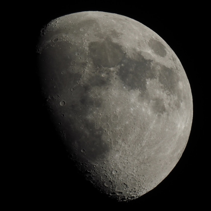 Foto gibbous-mond mit teleskop gesehen