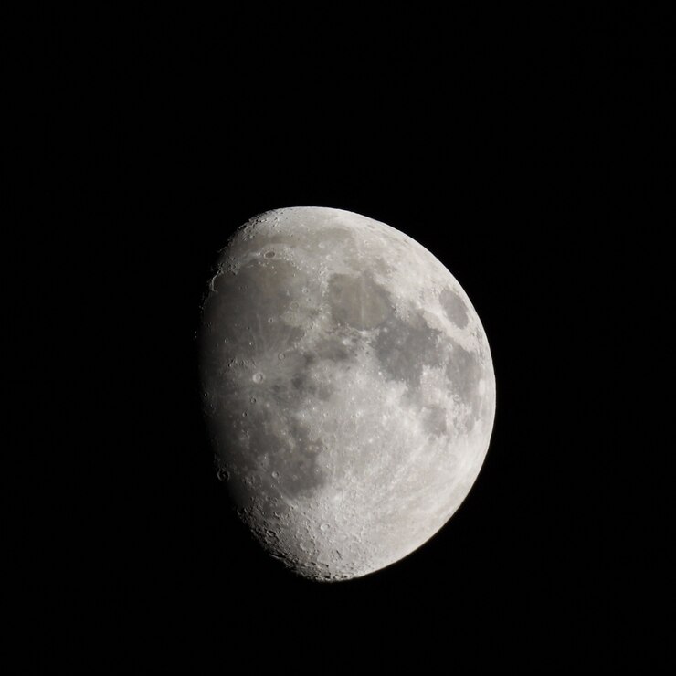 Foto gibbous-mond mit teleskop gesehen