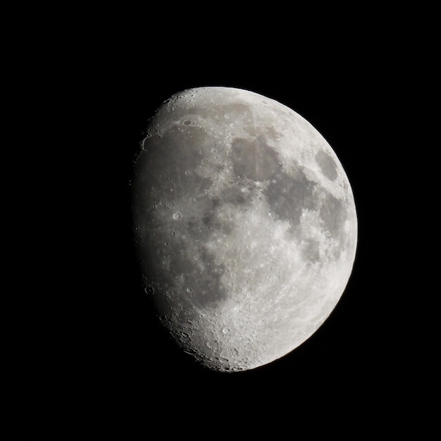 Foto gibbous-mond mit teleskop gesehen