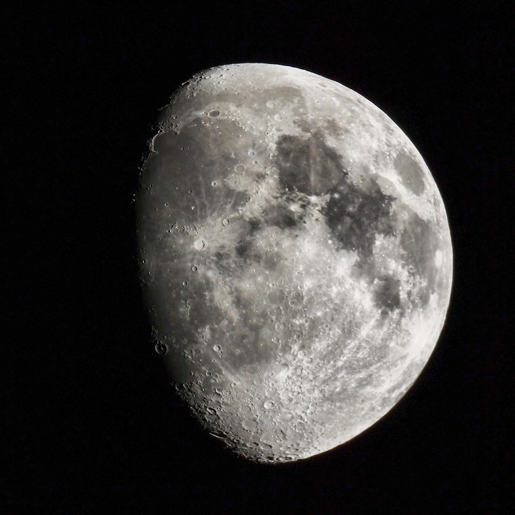 Foto gibbous-mond mit teleskop gesehen